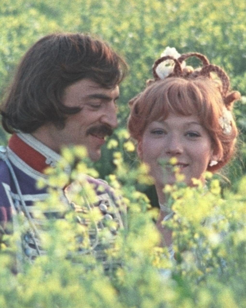 Елена Коренева в роли Елизаветы Лоскутковой и Михаил Боярский в роли гусара Ивана Налимова в художественном фильме Светланы Дружининой «Сватовство гусара» (1979)