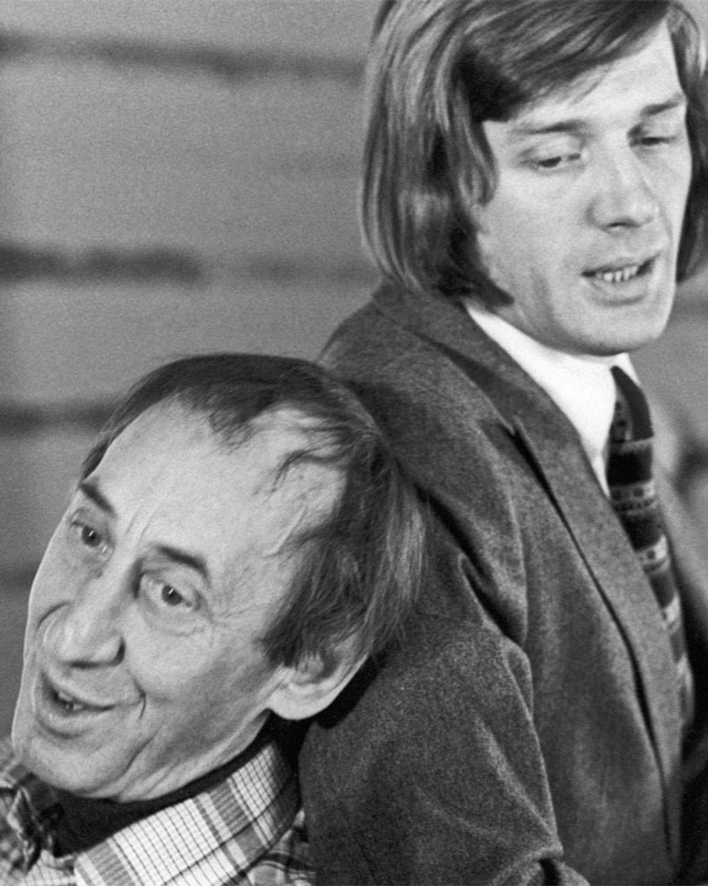 Владимир Басов (слева) и актер Александр Абдулов на съемках художественного фильма Владимира Басова «Факты минувшего дня». Москва, 1981 год. Фотография: Николай Малышев / Фотохроника ТАСС