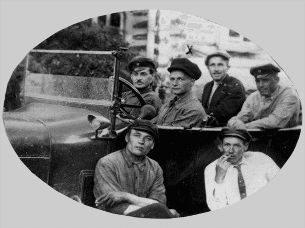 Андрей Платонов в Воронеже с друзьями. 1926 год. Фотография: Воронежский областной краеведческий музей, Воронеж