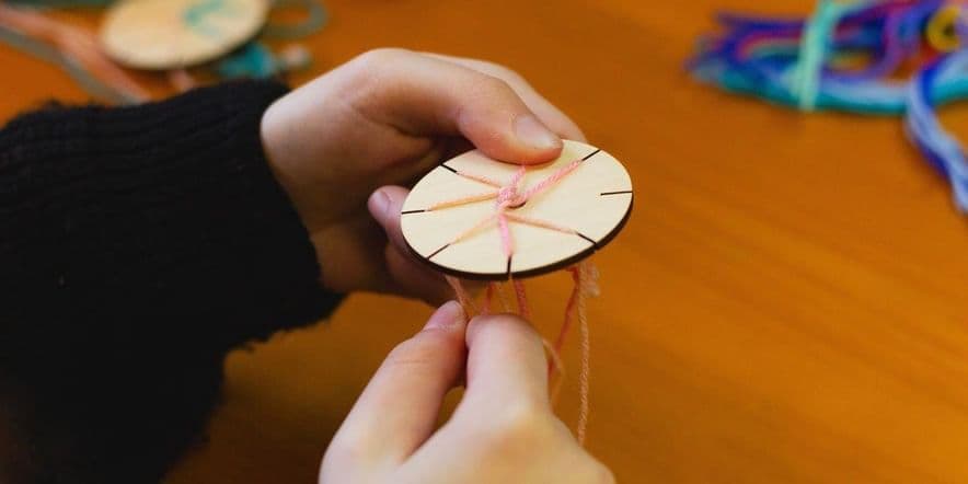 Основное изображение для события Мастер-класс по плетению браслетов на «ромашке»
