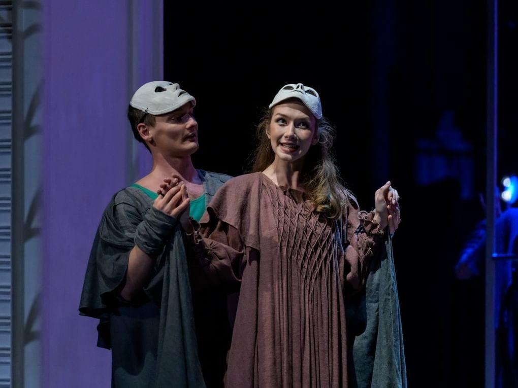 Сцена из спектакля Валерия Беляковича «Ромео и Джульетта». Пензенский областной драматический театр им. А.В. Луначарского, Пенза. Фотография: <a href="https://www.penzateatr.ru/spectacles/default/view/id/54" target="_blank">penzateatr.ru</a>