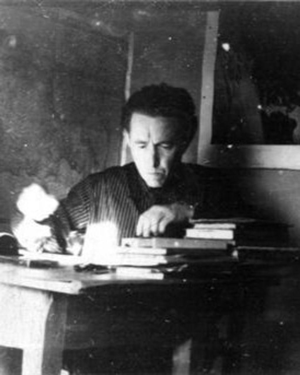Александр Солженицын за рабочим столом. 1955. Поселок Коктерек, Жамбылская область, Республика Казахстан. Фотография: colta.ru