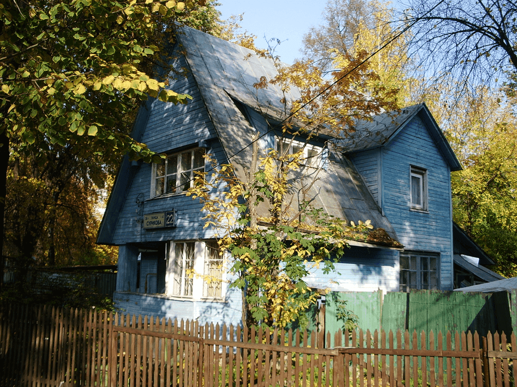 Жилой дом по улице Сурикова. Поселок Сокол, Москва. Архитектор Николай Марковников. Фотография: Andreykor / <a href="https://commons.wikimedia.org/wiki/File:Surikova_street_22.jpg" target="_blank">Wikimedia Commons</a> / <a href="https://creativecommons.org/licenses/by-sa/3.0/" target="_blank">CC BY-SA 3.0</a>