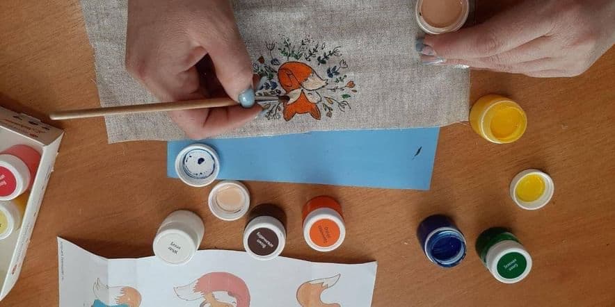 Основное изображение для события Познавательная программа «Шкатулка арт-идей»: роспись по ткани»