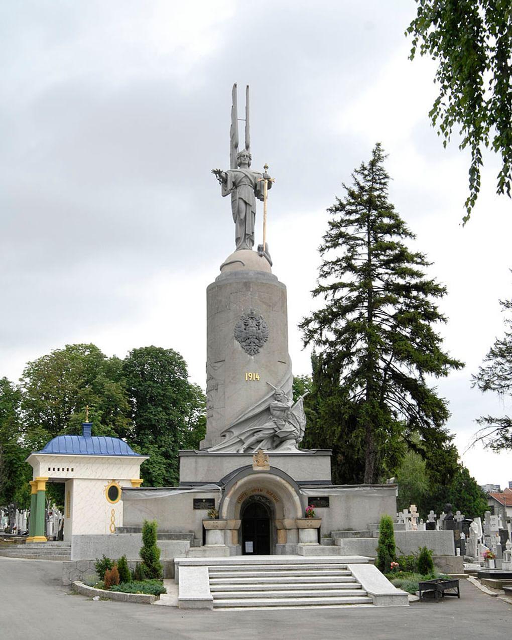 Памятник и склеп на Новом кладбище в Белграде, Сербия. Фотография: <a href="https://commons.wikimedia.org/wiki/File:Novo_gorblje4.jpg" target="_blank" rel="noopener">commons.wikimedia.org</a> / <a href="https://creativecommons.org/licenses/by-sa/4.0" target="_blank" rel="noopener">CC BY-SA 4.0</a>