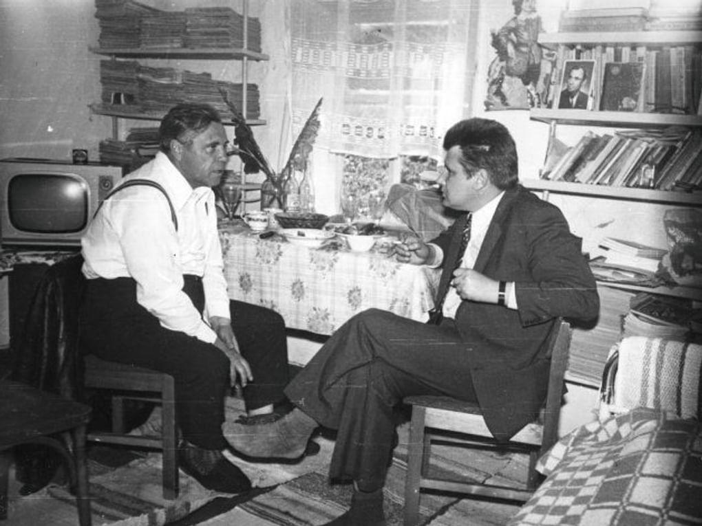 Виктор Астафьев (слева) с председателем комитета по радиовещанию и телевидению В.В. Денисовым. Поселок Усть-Мана, Красноярский край, 1977 год. Фотография: Красноярский краевой краеведческий музей, Красноярск 