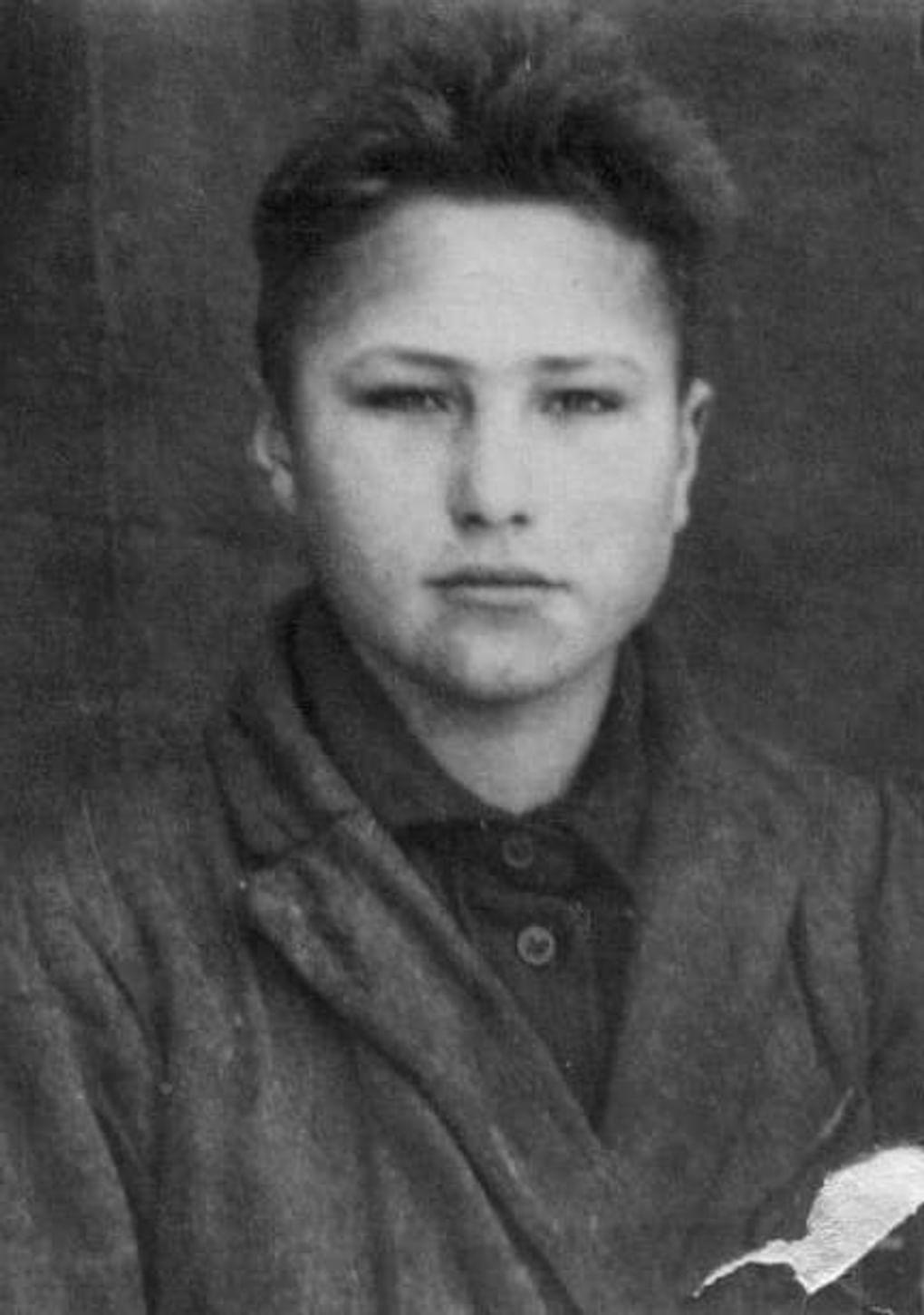 Василий Шукшин в детстве. 1942 год. Иллюстрация из книги Алексея Варламова «Шукшин» из серии «Жизнь замечательных людей». Москва: Издательство «Молодая гвардия», 2015