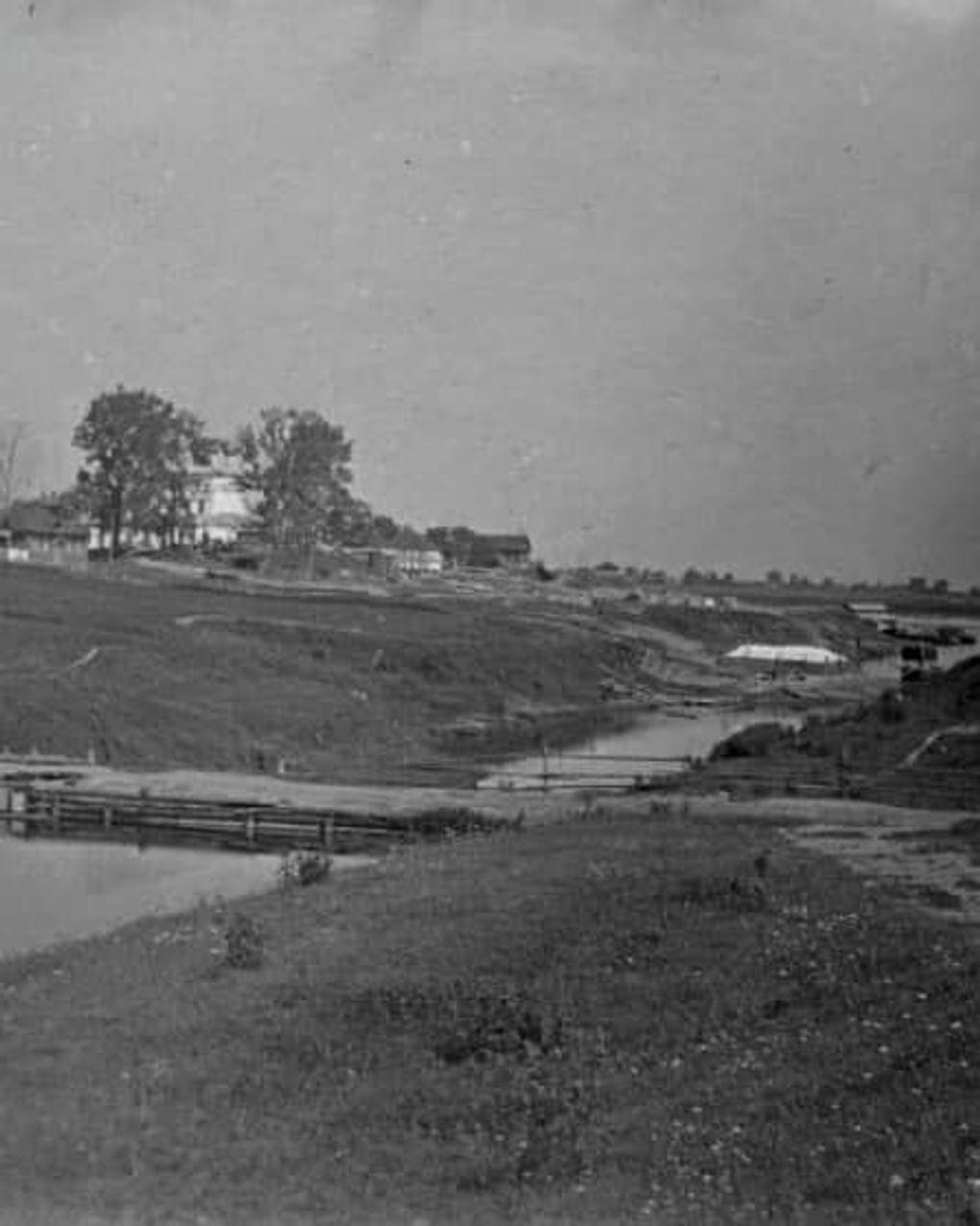 Поварской ручей. Город Молога, Ярославская область. 1930-е годы. Фотография: Евгений Пирожков / Рыбинский государственный историко-архитектурный и художественный музей-заповедник, Рыбинск