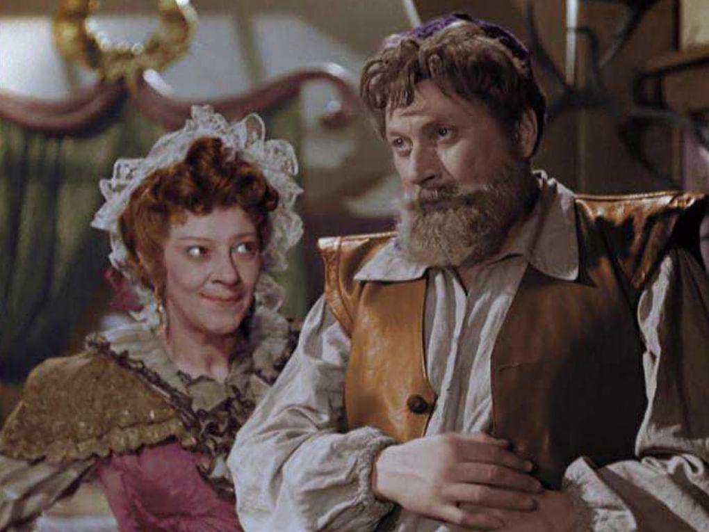 Фаина Раневская в роли Мачехи и Василий Меркурьевв роли Лесничего в художественном фильме-сказке Надежды Кошеверовой и Михаила Шапиро «Золушка» (1947)