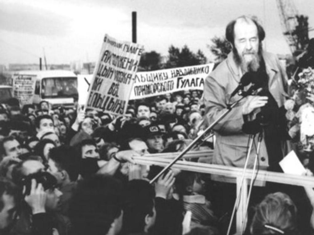 Возвращение на родину. Встреча Александра Солженицына во Владивостоке. 27 мая 1994. Фотография: solzhenitsyn.ru