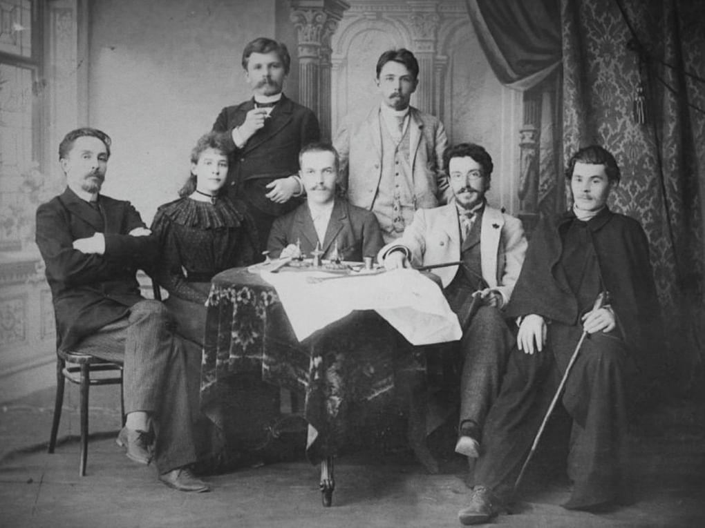 Максим Горький (справа) в группе сотрудников редакции «Самарской газеты». 1895 год. Фотография: Климовский историко-краеведческий музей, Подольск, Московская область