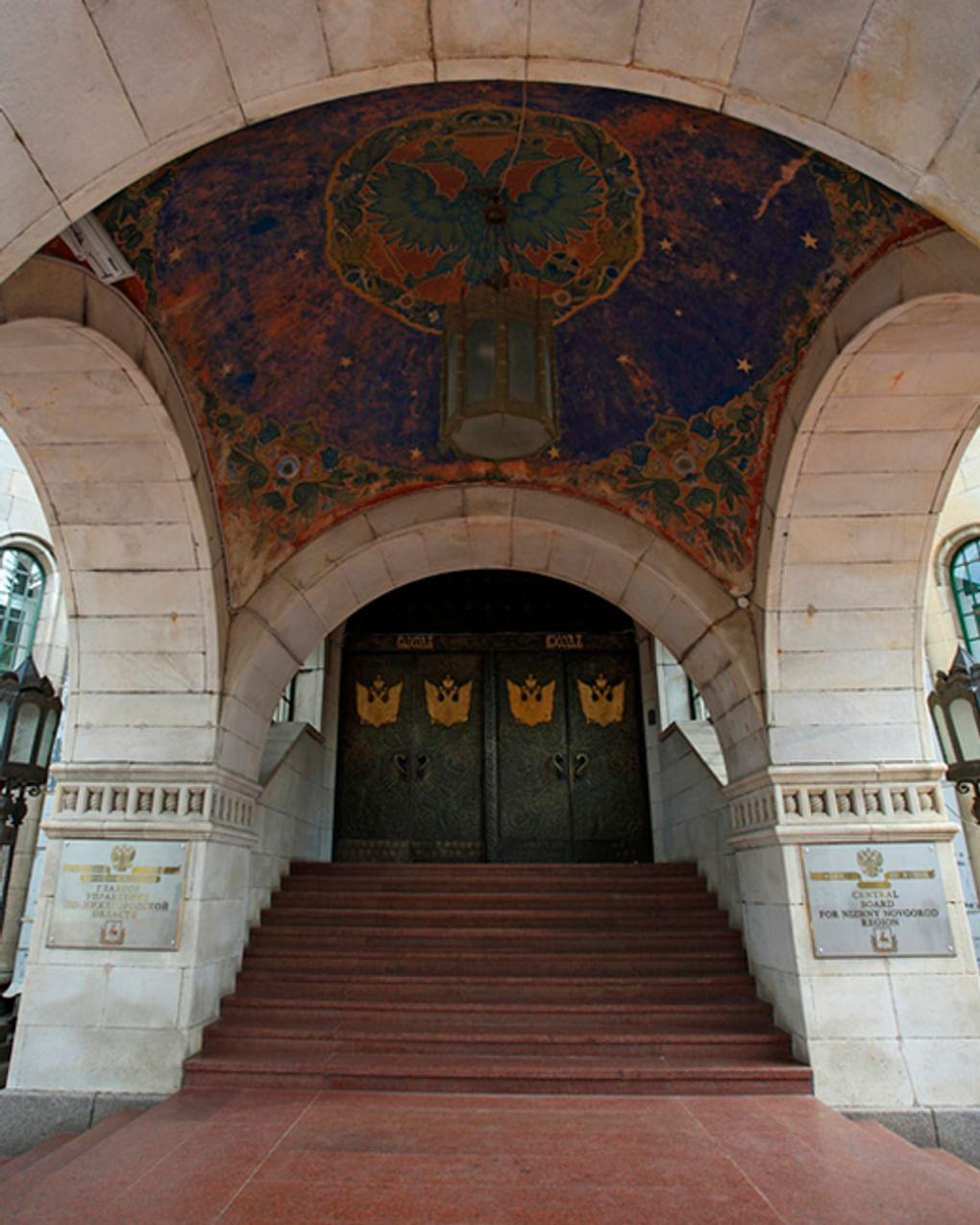 Вход в здание Государственного банка, Нижний Новгород. 2010 год. Фотография: Igor Lijashkov / фотобанк «Лори»