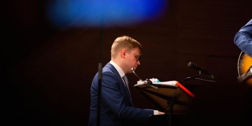 Основное изображение для события Концерт Олега Аккуратова «Весенний джаз»
