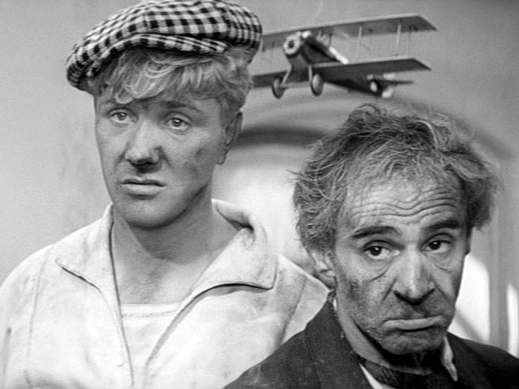 Зиновий Гердт (справа) в роли Михаила Паниковского в художественном фильме Михаила Швейцера «Золотой теленок», 1968