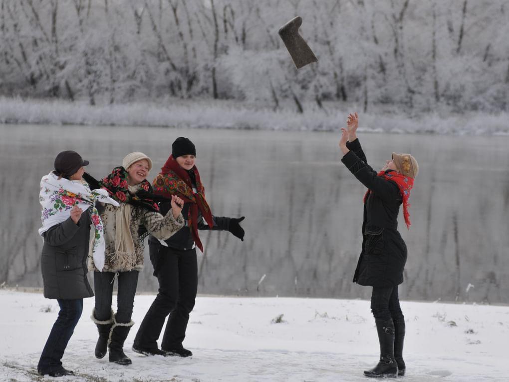 Святочные гадания. Абакан, Республика Хакасия, 2009 год. Фотография: Александр Колбасов / ИТАР-ТАСС
