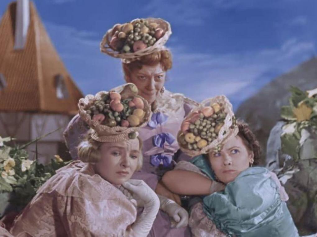 Слева направо: Тамара Сезеневская в роли дочери, Фаина Раневская в роли Мачехи и Елена Юнгер в роли дочери в художественном фильме-сказке Надежды Кошеверовой и Михаила Шапиро «Золушка» (1947)