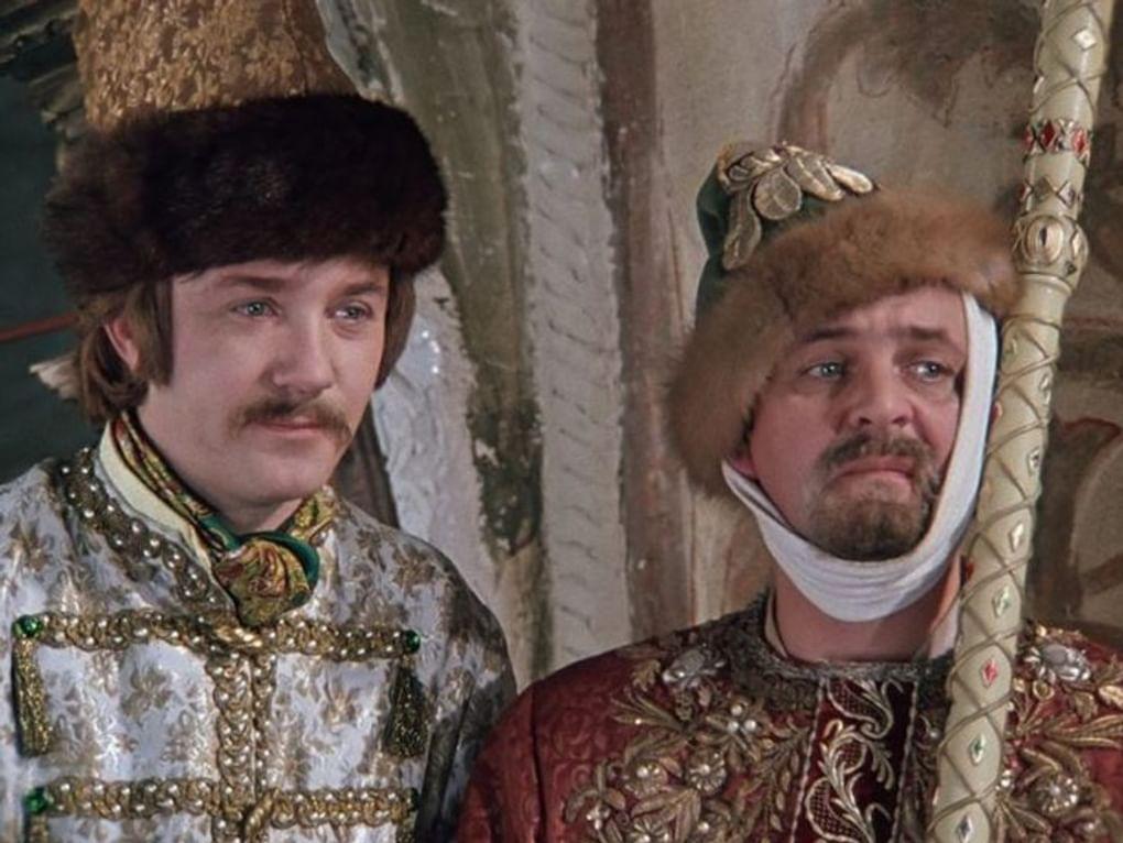 Леонид Куравлев (слева) в роли Жоржа Милославского и Юрий Яковлев в роли Иван Грозного в художественном фильме Леонида Гайдая «Иван Васильевич меняет профессию» (1973)