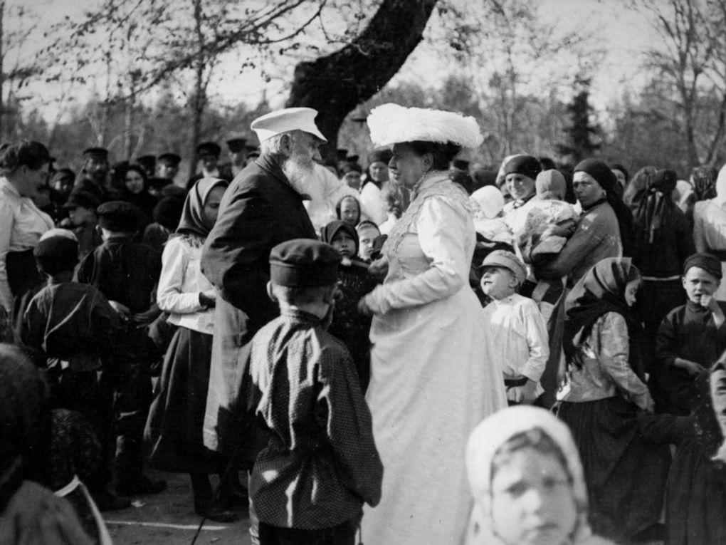 Софья Толстая с мужем и дочерью Александрой среди крестьян в Троицын день. 1909. Ясная Поляна, Тульская область. Фотография: Томас Тапсель / Государственный музей Л.Н. Толстого, Москва
