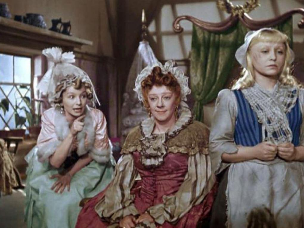 Слева направо: Тамара Сезеневская в роли дочери, Фаина Раневская в роли Мачехи и Янина Жеймо в роли Золушки в художественном фильме-сказке Надежды Кошеверовой и Михаила Шапиро «Золушка» (1947)