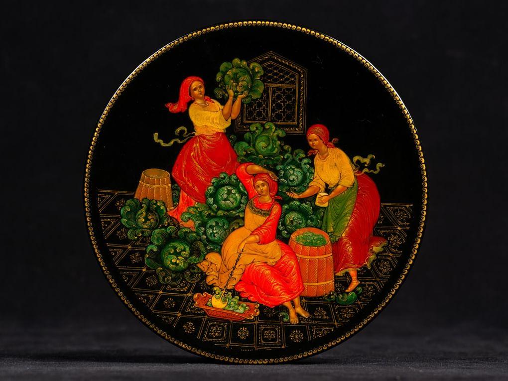 Ирина Ливанова. Декоративная тарелка «Капустницы». Палех. 1998. Всероссийский музей декоративного искусства, Москва