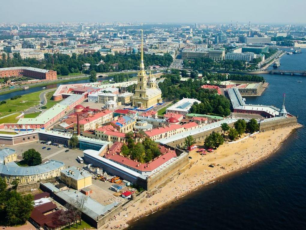 Заячий остров, Петропавловская крепость, Кронверкская набережная и Музей артиллерии. Санкт-Петербург. Фотография: Александр Тарасенков / Фотобанк «Лори»