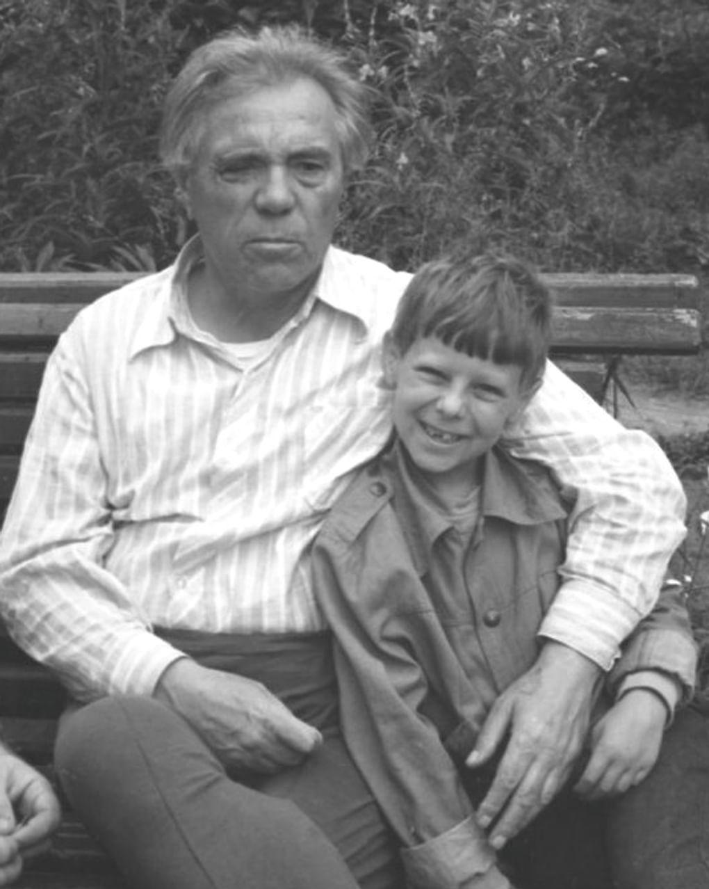Виктор Астафьев с внуком Виктором. Село Овсянка, Красноярский край, 1984 год. Фотография: Анатолий Белоногов / Красноярский краевой краеведческий музей, Красноярск 