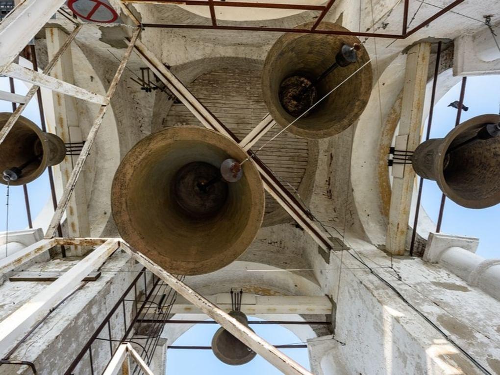 Колокола Преподобенской колокольни Ризоположенского женского монастыря. Суздаль, Владимирская область. Фотография: Bala-Kate / фотобанк «Лори»