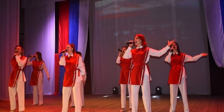 Основное изображение для события Тематический концерт «Дорожим родным — дорожим Россией!»