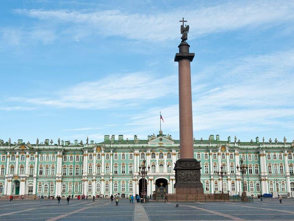 Здание Зимнего дворца и Александровская колонна. Санкт-Петербург. Фотография: E. O. / Фотобанк «Лори»