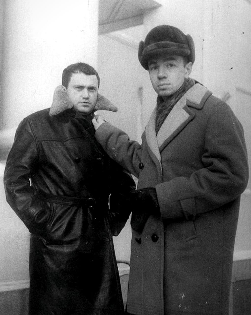 Андрей Вознесенский (справа) и писатель Василий Аксенов. 1964 год. Фотография: Макс Поляновский / Государственный музей К.А. Федина, Саратов