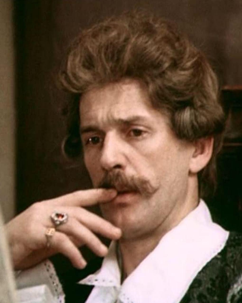 Александр Абдулов в роли Василия Лядащева в многосерийном художественном фильме Светланы Дружининой «Гардемарины, вперед!» (1987)