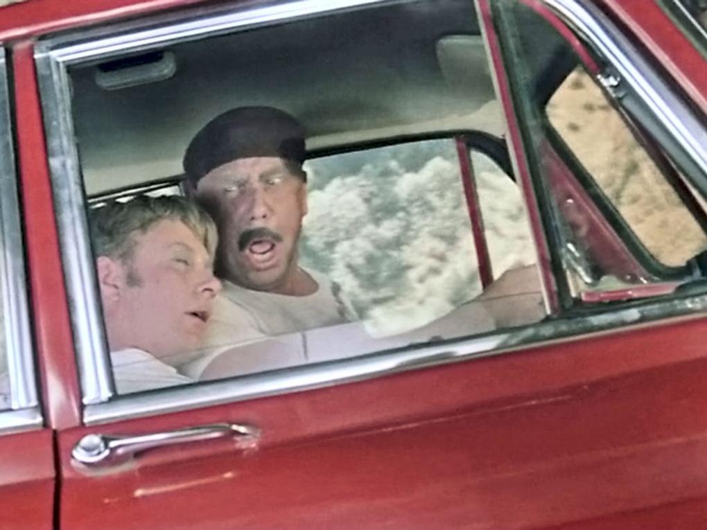 Андрей Миронов (слева) в роли Геннадия Козодоева и Анатолий Папанов в роли Лелика в художественном фильме Леонида Гайдая «Бриллиантовая рука» (1968)