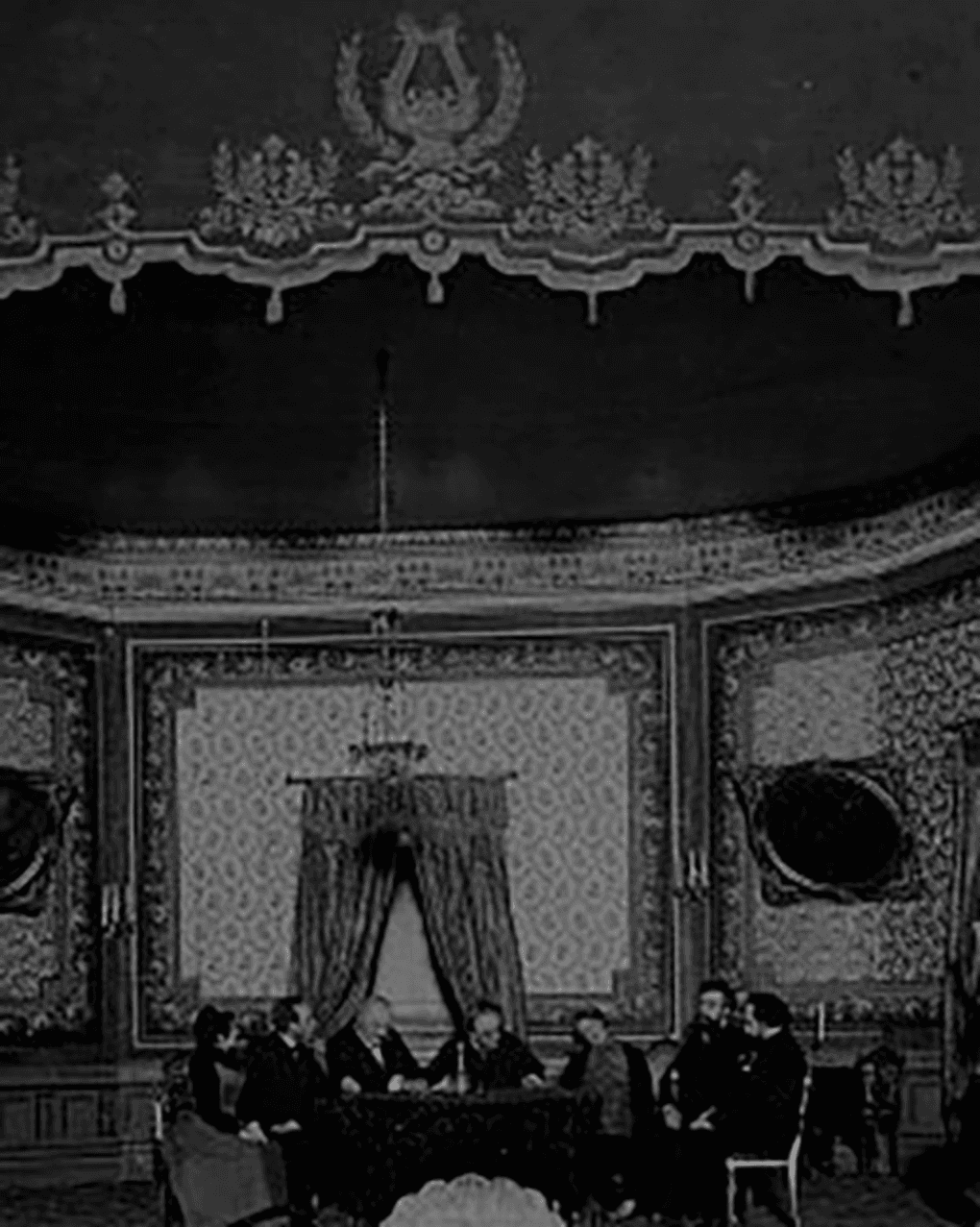 Спиритический сеанс. Сцена из спектакля «Плоды просвещения». 1891 год. Фотография: Государственный центральный театральный музей им. А.А. Бахрушина, Москва
