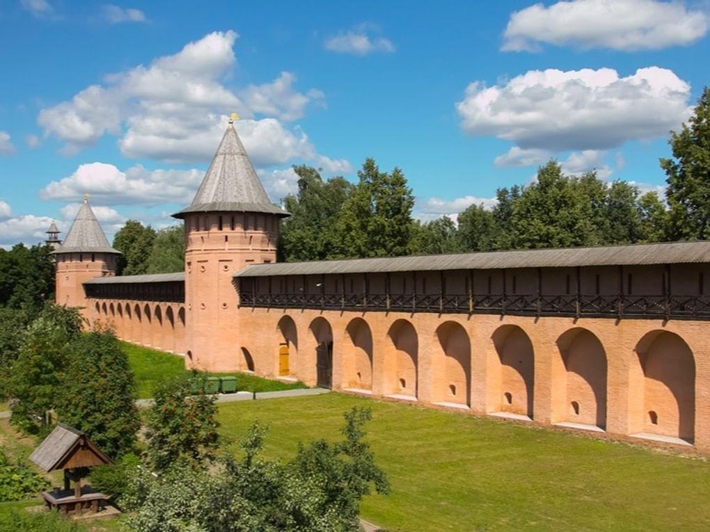 Крепостные стены Спасо-Евфимиева мужского монастыря. Суздаль, Владимирская область. Фотография: Дарья Каба / фотобанк «Лори»
