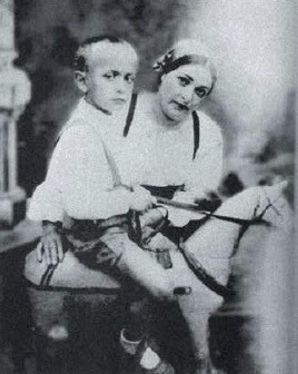 Ролан Быков с матерью Эллой Ситняковской. Середина 1930-х. Фотография: vinograd.su