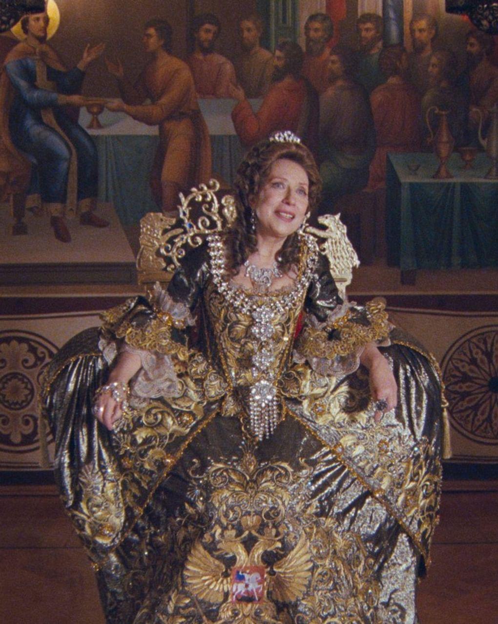 Инна Чурикова в роли Анны Иоанновны в многосерийном художественном фильме Светланы Дружининой «Тайны дворцовых переворотов. Россия, век XVIII. Фильм 7. Виват, Анна Иоанновна!» (2008)