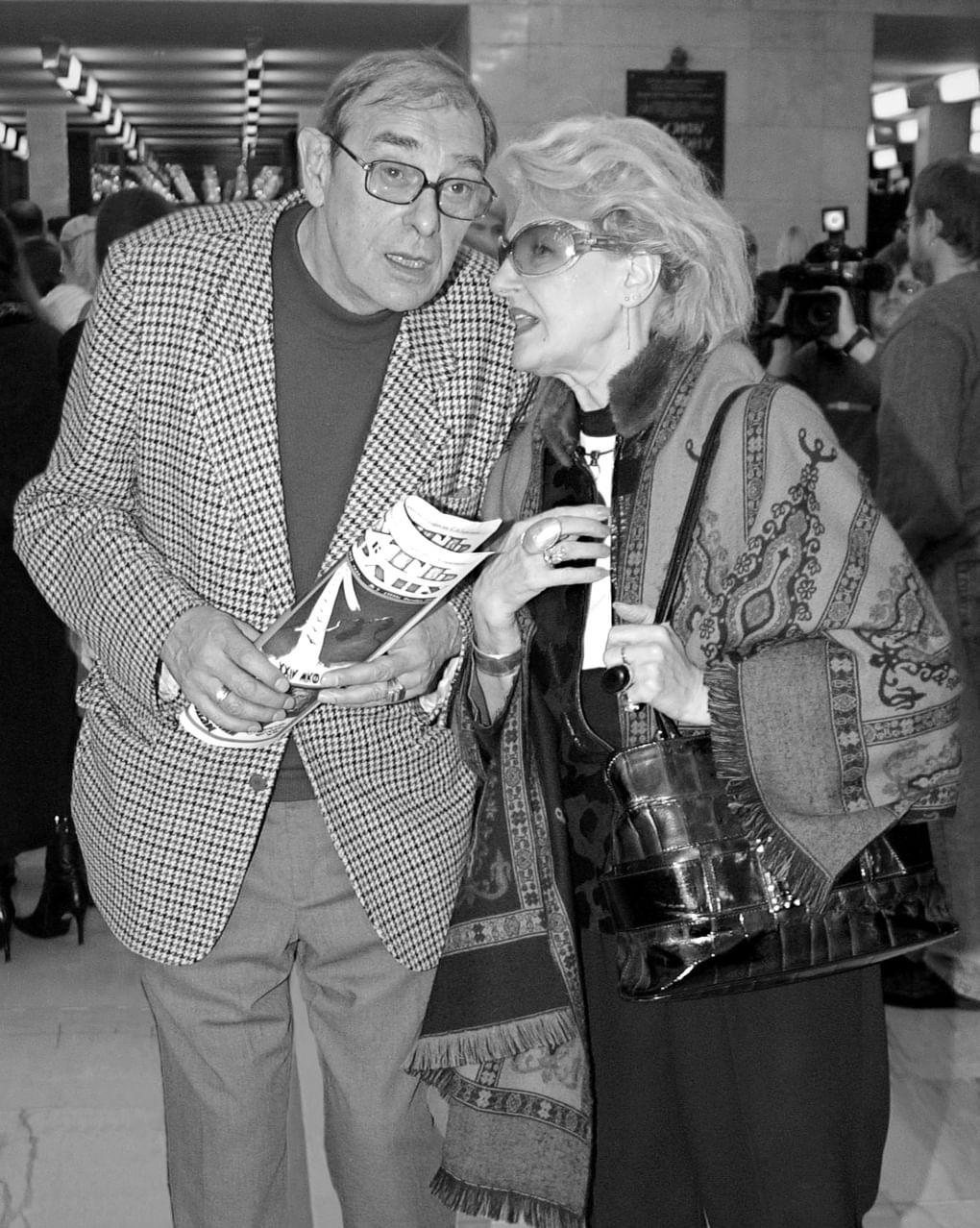 Светлана Дружинина с мужем — оператором Анатолием Мукасеем перед торжественным вечером, посвященным 85-летнему юбилею ВГИКа и открытию XXIV Фестиваля студенческих фильмов в ГКЗ «Россия». Москва, 2004 год. Фотография: Александр Куров / ИТАР-ТАСС