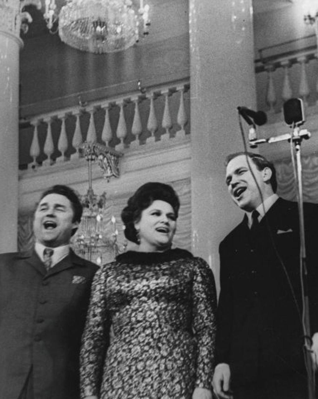 Слева направо: певцы Лев Барашков, Людмила Зыкина и Геннадий Белов на творческом вечере Александры Пахмутовой в Колонном Зале Дома Союзов. Москва, 1971 год. Фотография: Павел Маныч / Мультимедиа Арт Музей, Москва