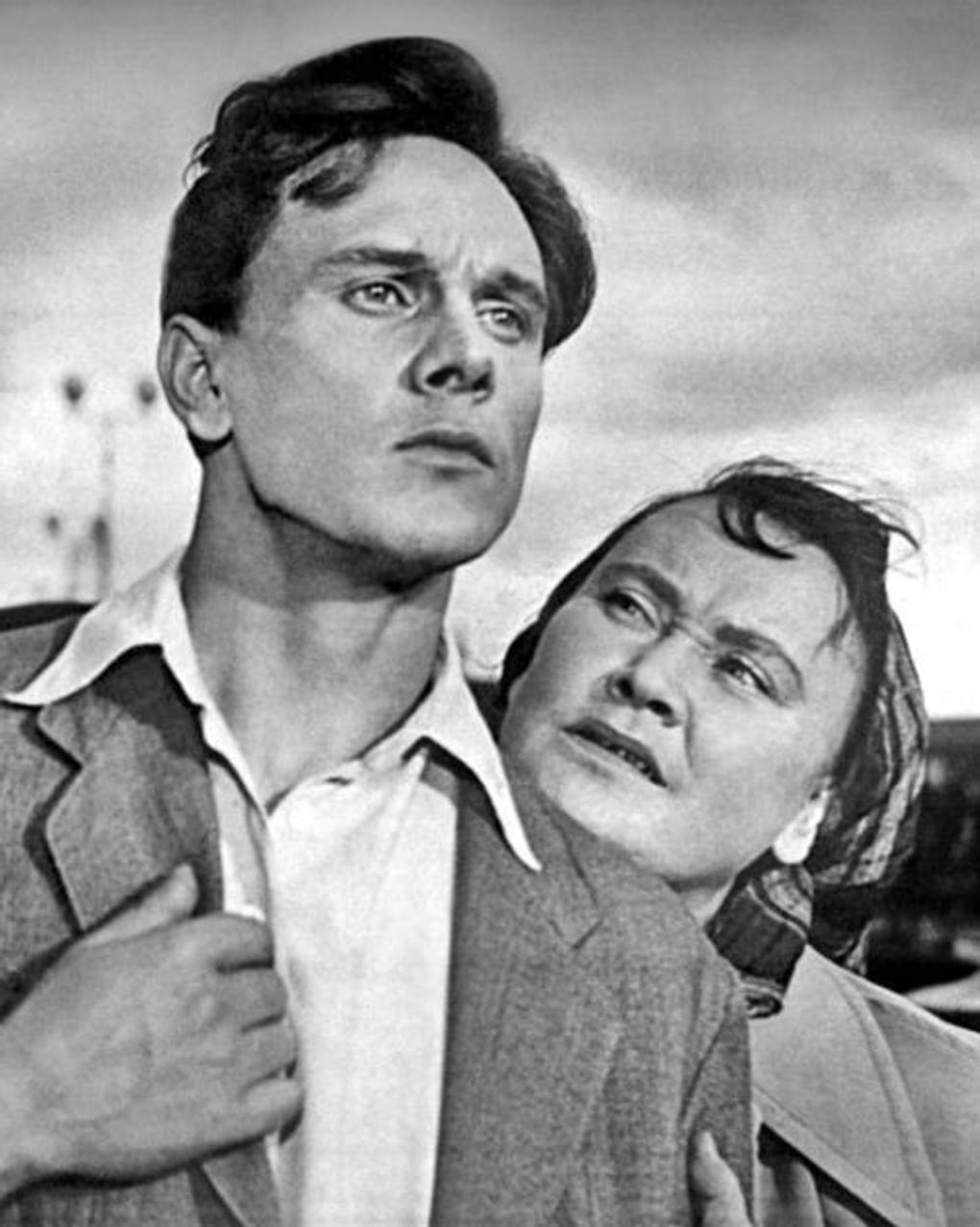 Георгий Юматов в роли Степана Огурцова и Ирина Зарубина в роли тети Степана в художественном фильме Леонида Лукова «Разные судьбы» (1956)