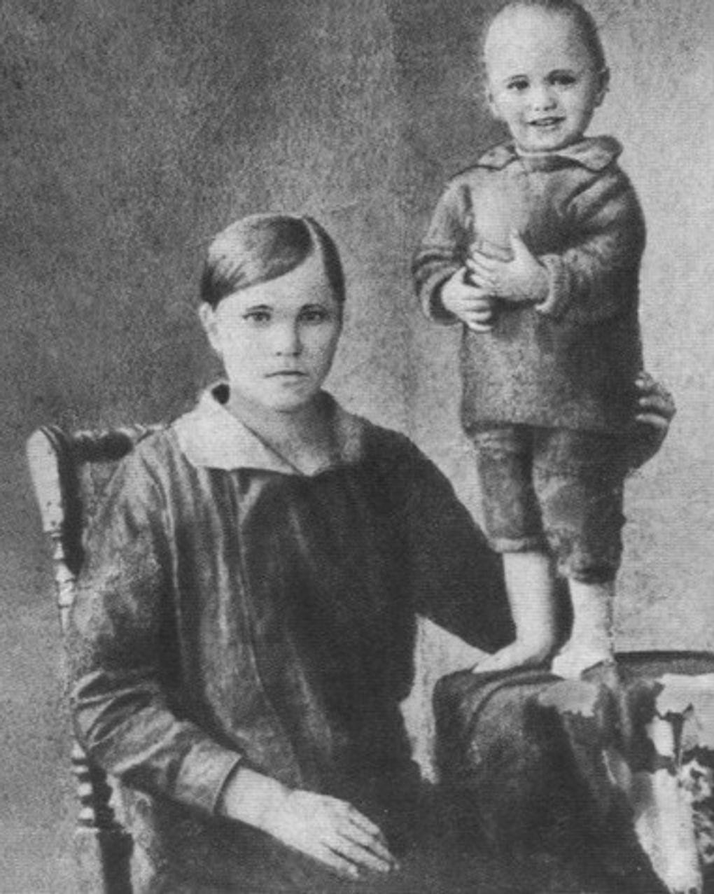 Василий Шукшин с матерью Марией Поповой. Иллюстрация из книги Алексея Варламова «Шукшин» из серии «Жизнь замечательных людей». Москва: Издательство «Молодая гвардия», 2015