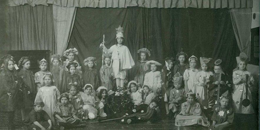 Основное изображение для события Классный час: «Почти настоящие спектакли: дети и домашний театр в XIX веке»