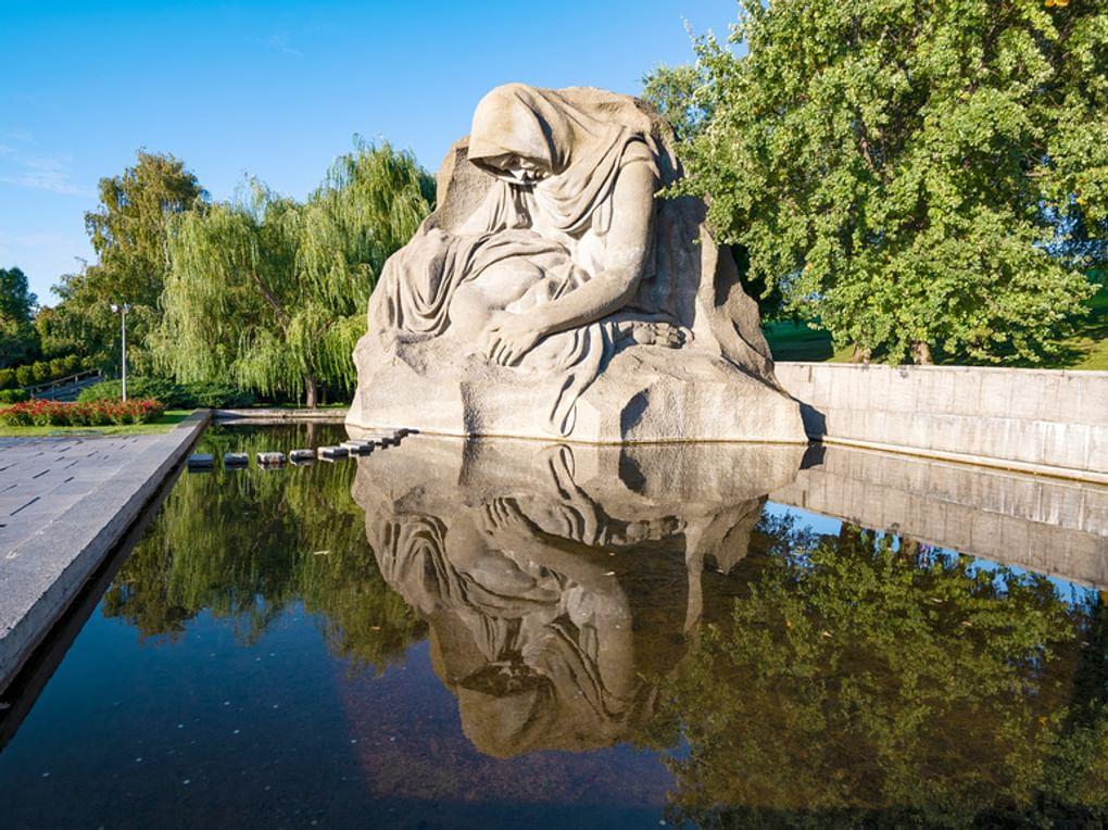 Вид на скульптуру «Скорбящая мать», Волгоград. Фотография: Виктор Карасев / фотобанк «Лори»