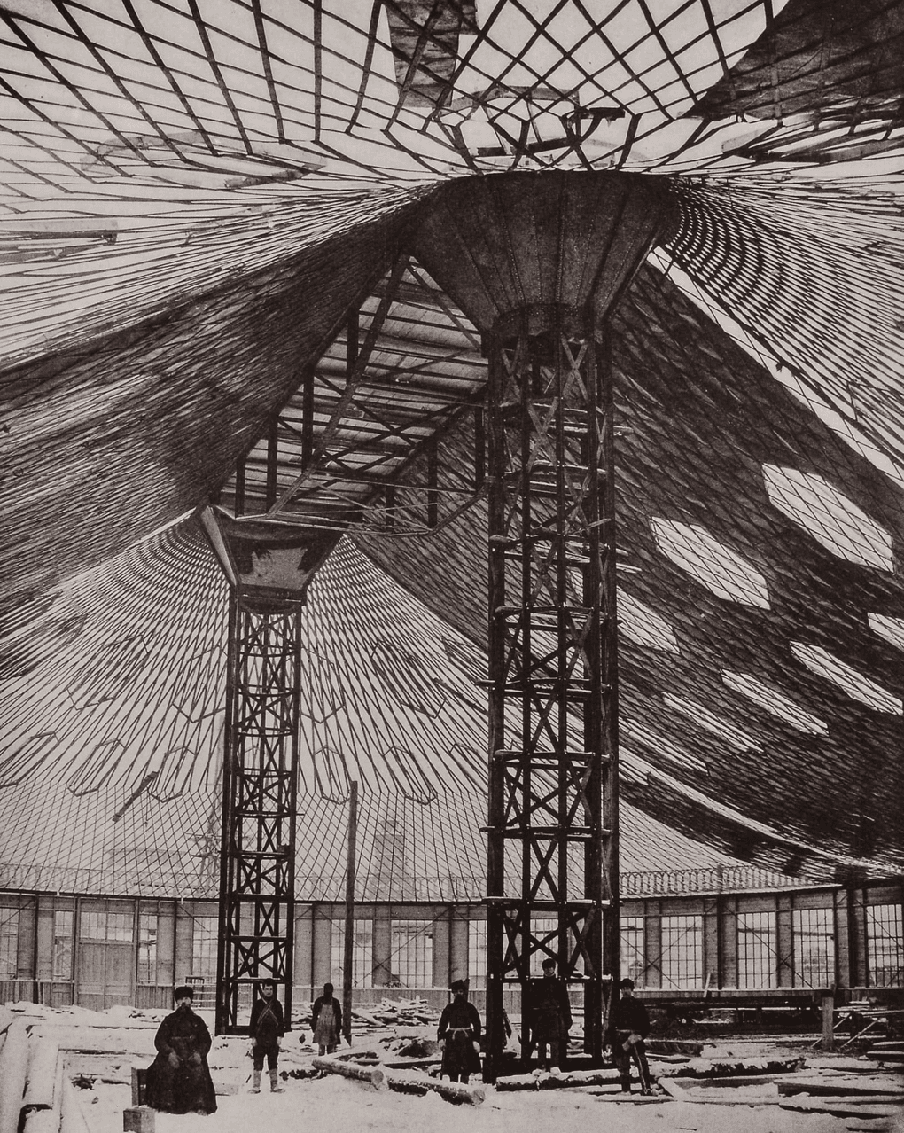 Овальный павильон фабрично-заводского отдела в процессе покрытия сетки кровлей на Всероссийской промышленной и художественной выставке в Нижнем Новгороде. Инженер Владимир Шухов. 1895 год. Фотография: Архив Российской академии наук, Санкт-Петербург