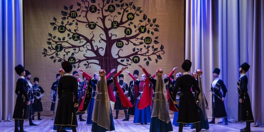 Основное изображение для события Сольный концерт «Древние сказания долины яблонь»