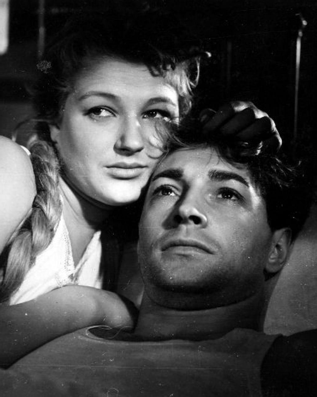 Светлана Дружинина в роли Ларисы и Вячеслав Тихонов в роли Матвея в художественном фильме Станислава Ростоцкого «Дело было в Пенькове» (1957)