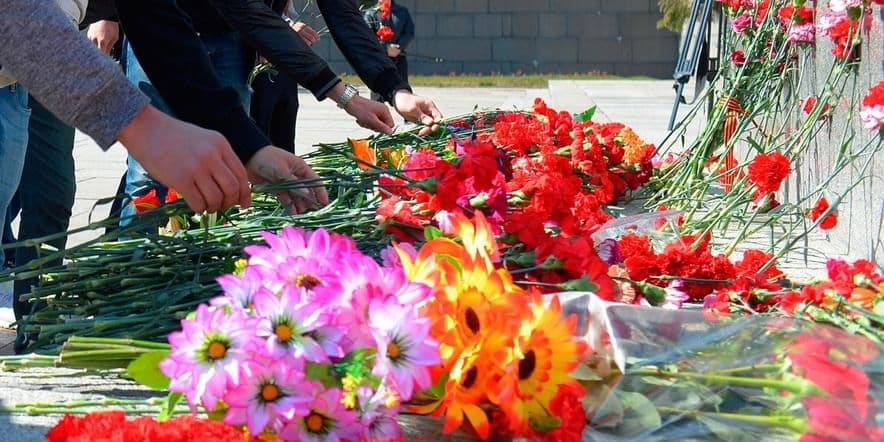 Основное изображение для события «Вечная память» — возложение цветов к памятнику