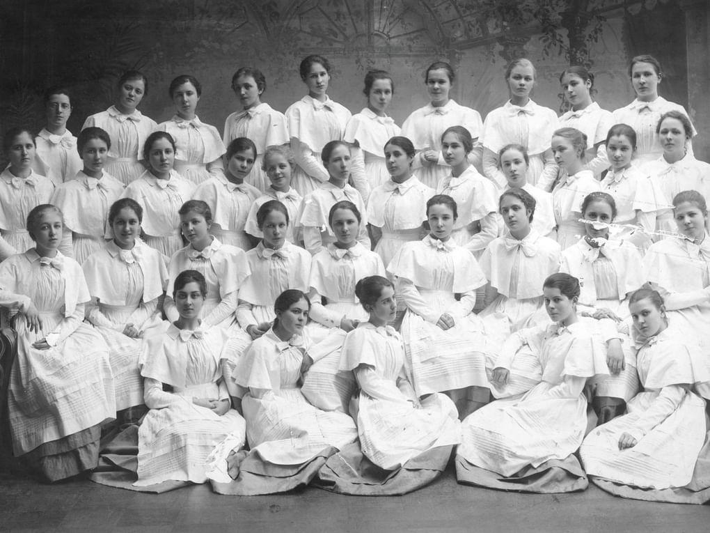 Студенки Смольного института. Санкт-Петербург, 1909 год. Фотография: Ухтинский историко-краеведческий музей, Ухта, Республика Коми