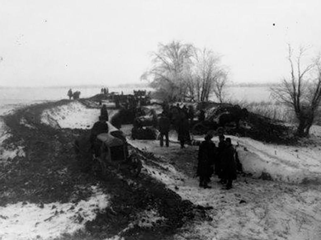 Строительство плотины на реке Черная Калитва в Воронежской губернии. В работах принимает участие писатель Андрей Платонов. 1920-е. Фотография: Воронежский областной краеведческий музей, Воронеж