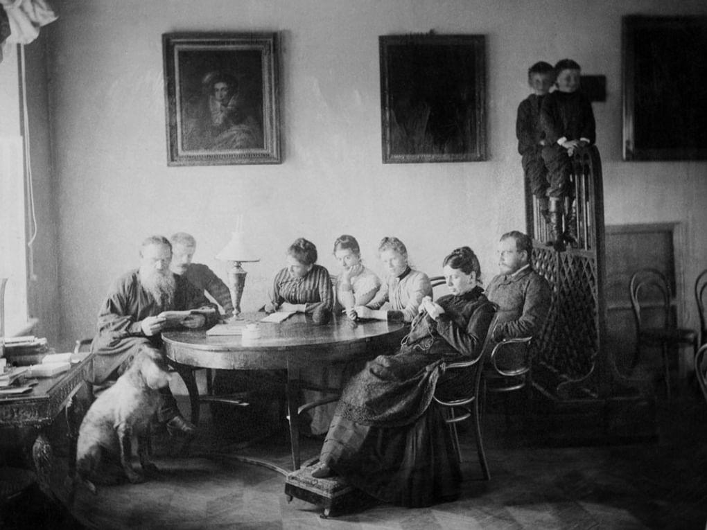 Софья Толстая (справа) с родными. 1887. Ясная Поляна, Тульская область. Государственный музей Л.Н. Толстого, Москва