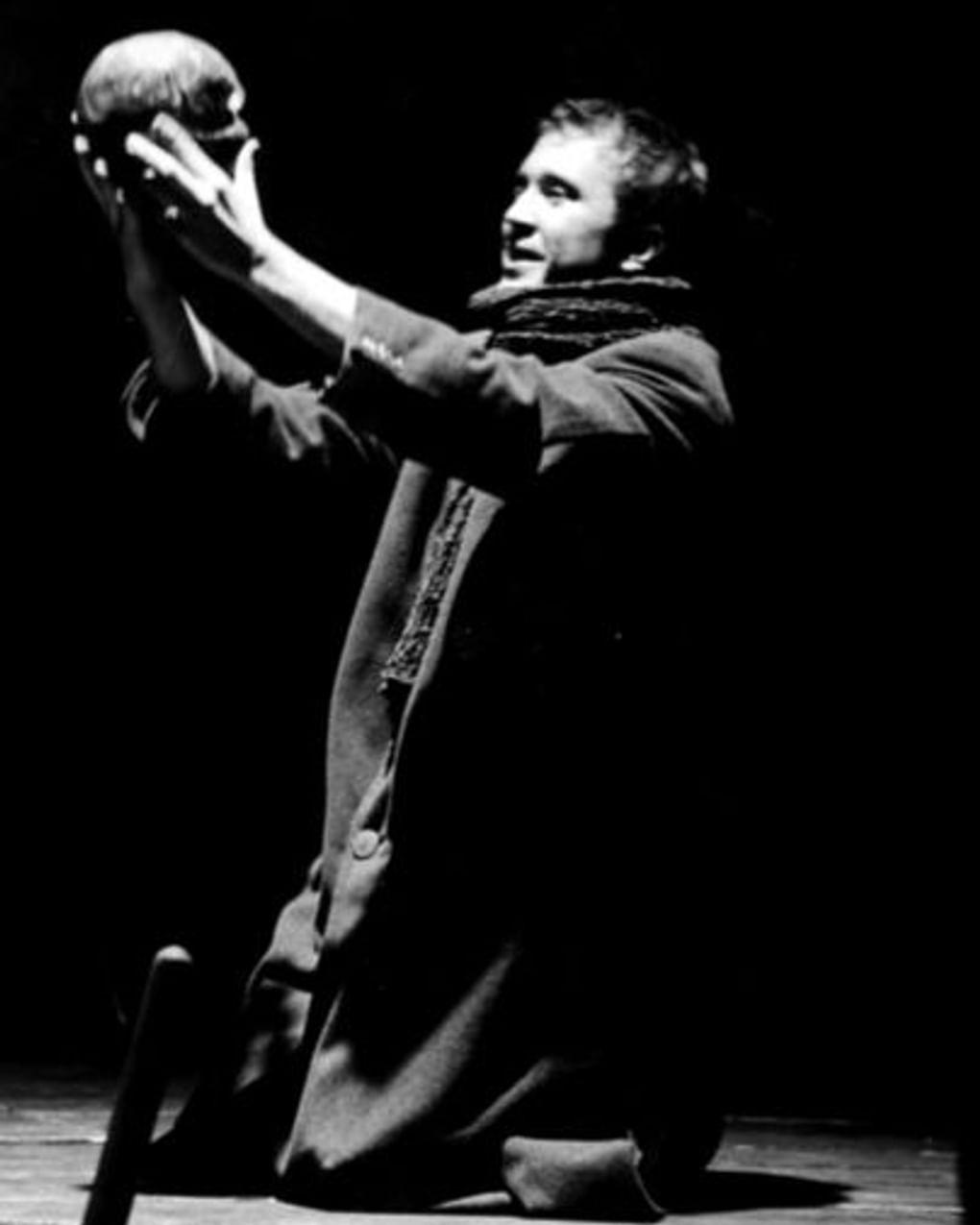 Евгений Миронов в роли Гамлета в спектакле Петера Штайна «Гамлет». Фотография из личного архива Евгения Миронова / old.emironov.ru